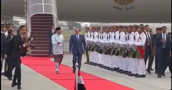رئيس وزراء ماليزيا يستقبل الرئيس السيسي لدى وصوله مطار كوالالمبور.. فيديو