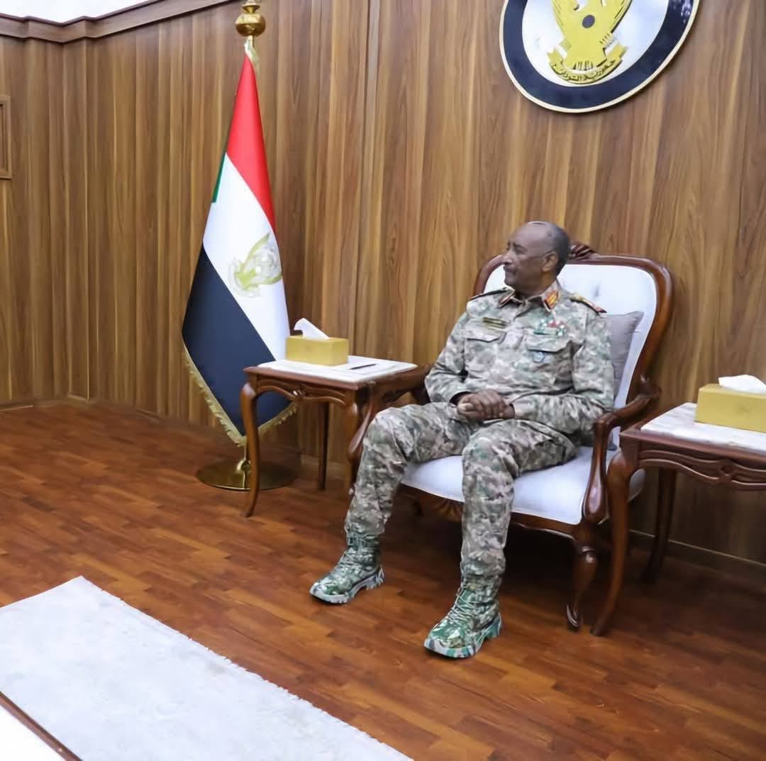 مسجد بورتسودان العتيق البرهان وعقار يؤديان صلاة العيد020 مسجد بورتسودان العتيق البرهان وعقار يؤديان صلاة العيد