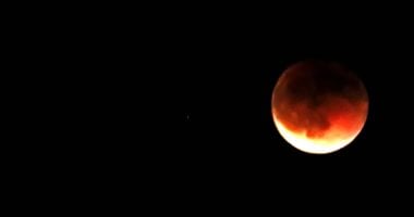 خسوف مهيب خلال ساعات.. القمر يفقد 96 من قرصه ويكتسي باللون القرمزي فيديو