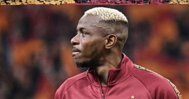 جمهور جالاتا سراى يبهر أوسيمين بلافتة مميزة.. والنيجيرى يرد