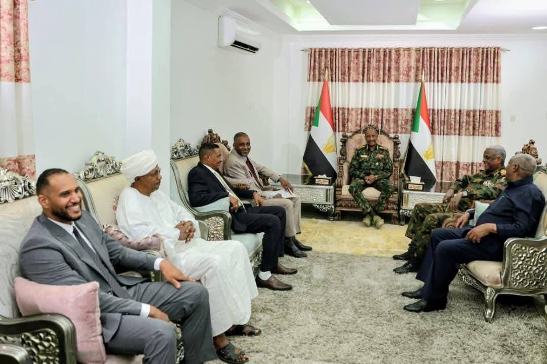 البرهان يتسلم مبادرة من قوى سياسية بشان القوات المسلحة السودانية وإنهاء الحرب