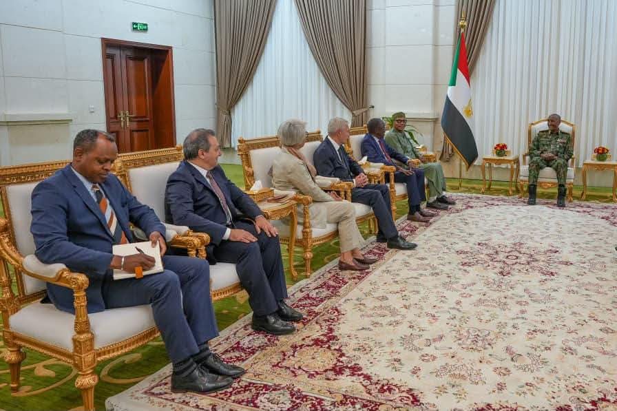 البرهان يلتقي  وفد الآلية الخماسية