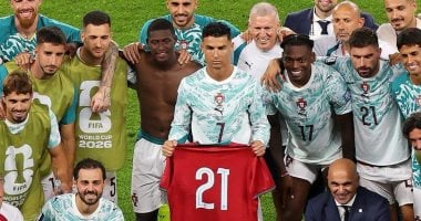 دموع رونالدو وقميص جوتا.. مشهد مؤثر بعد تأهل البرتغال إلى دور الـ16
