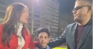 فى يده ابن الزميل الراحل محمود نصر.. رئيس تحرير اليوم السابع يعطى شارة بدء الدورة الرمضانية