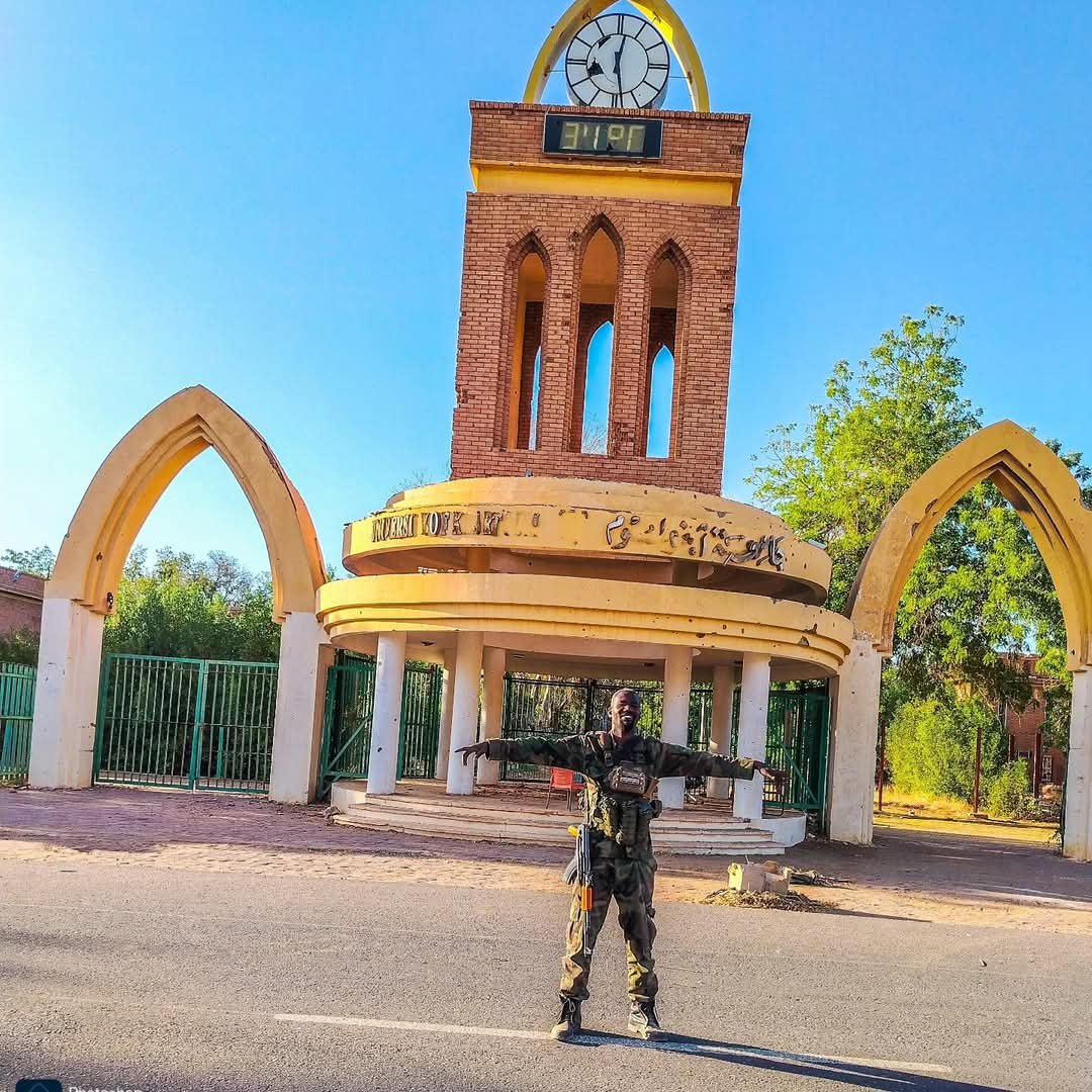 بالفيديو..الدعم السريع يترك مفاجأة غير متوقعة داخل مكتب في جامعة الخرطوم020 بالفيديو..الدعم السريع يترك مفاجأة غير متوقعة داخل مكتب في جامعة الخرطوم