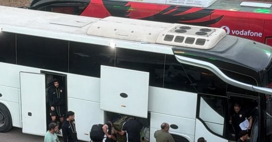 وصول حافلة الزمالك لاستاد القاهرة استعدادا لمواجهة الأهلى