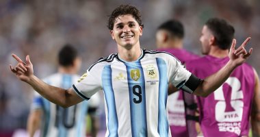 أزمة جوليان ألفاريز تتصاعد.. أتلتيكو مدريد يتمسك بنجمه ويرفض ضغوط الرحيل