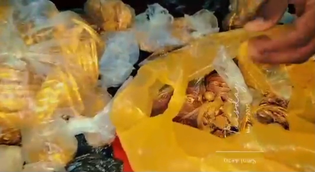 بالفيديو .. القبض على عناصر من الدعم السريع وكميات من الذهب ومليارات الجنيهات مهربة020 بالفيديو .. القبض على عناصر من الدعم السريع وكميات من الذهب ومليارات الجنيهات مهربة
