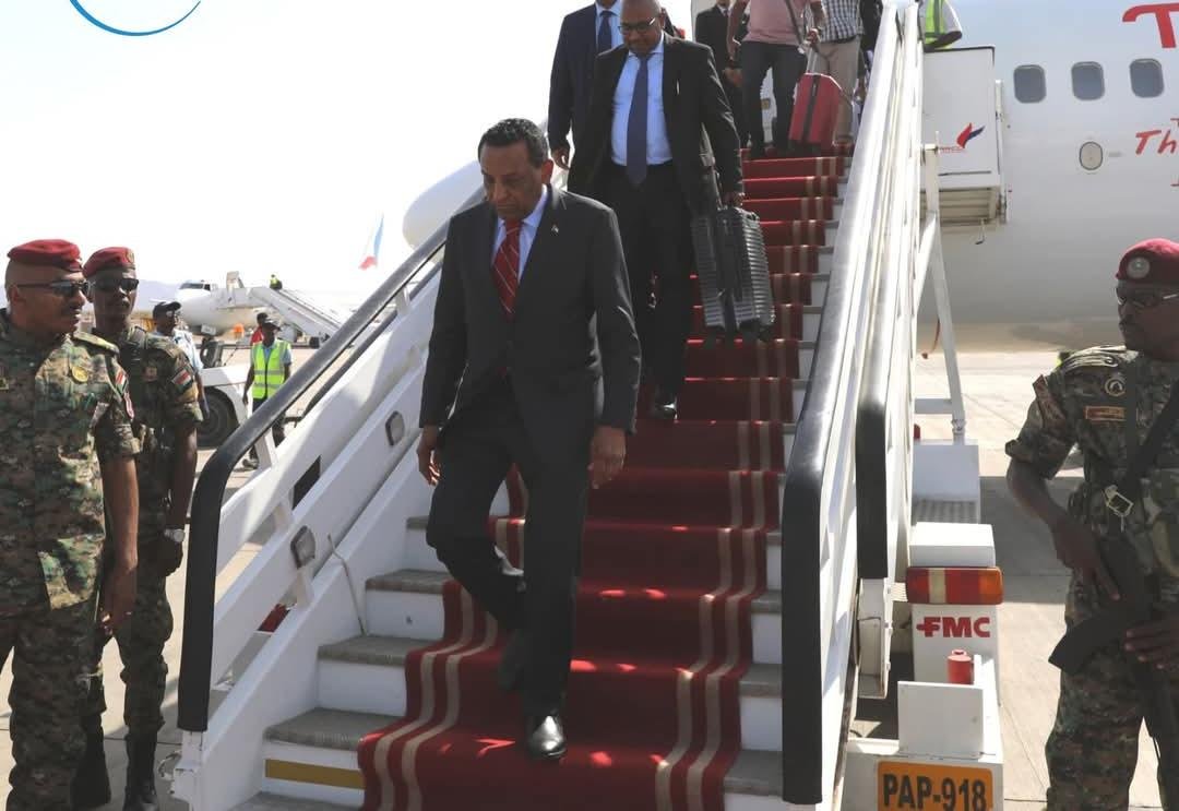 رئيس الوزراء كامل إدريس يصل السودان لتولي مهامه رسميا ويسجد شكرا020 رئيس الوزراء كامل إدريس يصل السودان لتولي مهامه رسميا ويسجد شكرا