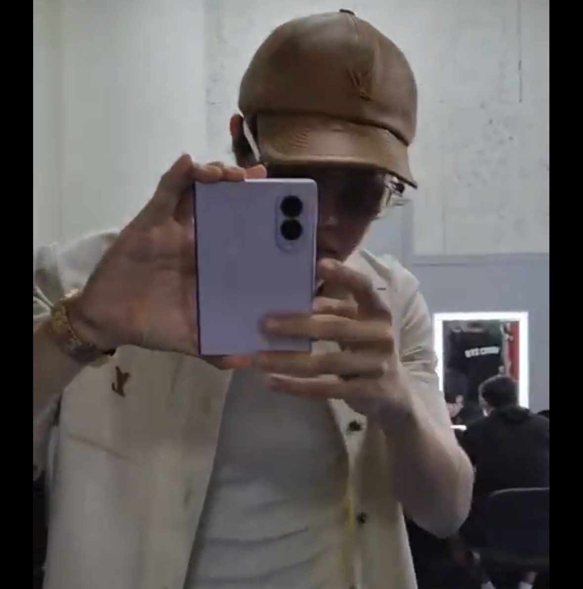 JHope نجم BTS يشوق لهاتف Samsung Galaxy Z Fold8 قبل إطلاقه الرسمي