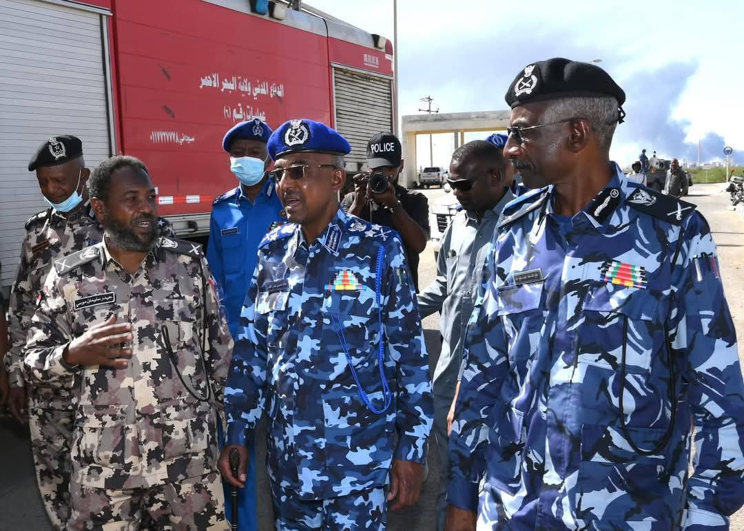 المدير العام لقوات الشرطة يتفقد فندق مارينا ببورتسودان ومستودعات النفط020 المدير العام لقوات الشرطة يتفقد فندق مارينا ببورتسودان ومستودعات النفط