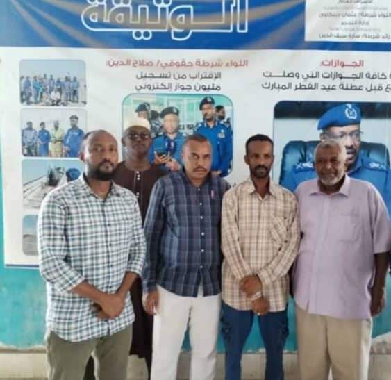 للأمانة عنوان.. شرطي يعيد 8000 دولار لصاحبها بجوازات بورتسودان020 للأمانة عنوان.. شرطي يعيد 8000 دولار لصاحبها بجوازات بورتسودان