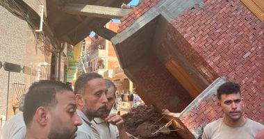 لحظة مرعبة بعد صلاة الجمعة.. فيديو يرصد انهيار منزل فوق مسجد بالدقهلية