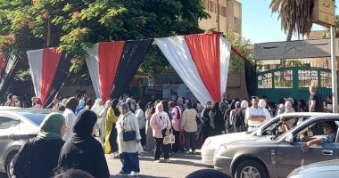 استعدادا للغة العربية.. بدء إجراءات تفتيش طلاب الثانوية قبل دخول اللجان بالجيزة