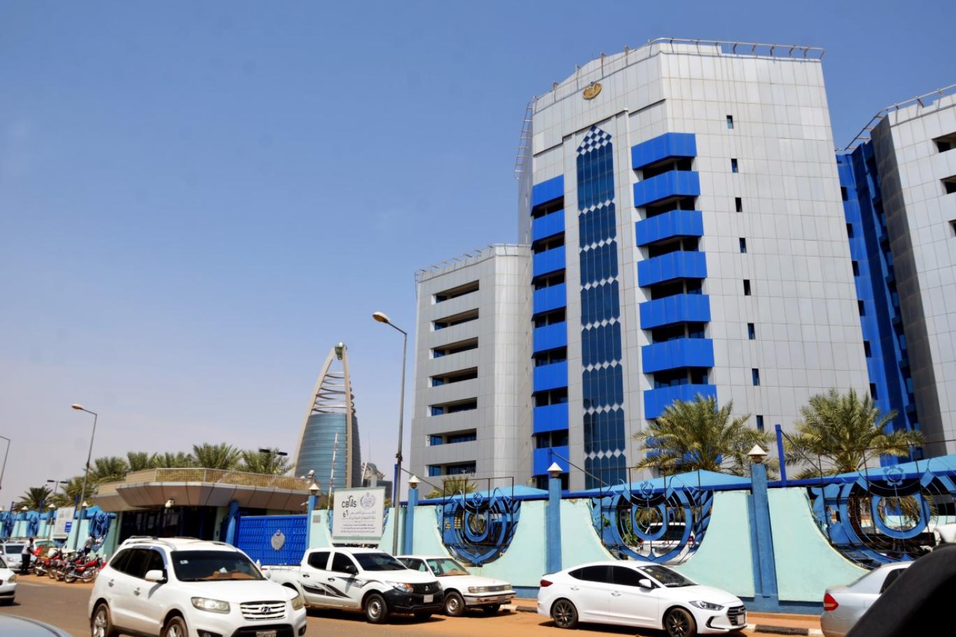 السودان.. قرارات جديدة صارمة بحظر حسابات مصرفية وشروط جديد لاستيراد السلع والبترول  