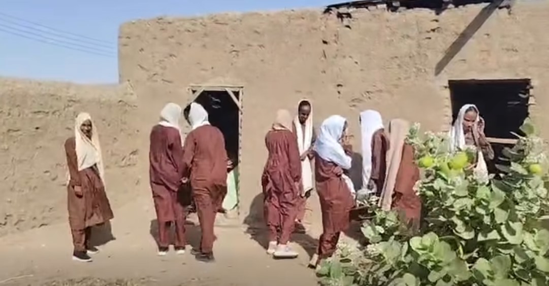 مشهد من داخلية بنات للمرحلة المتوسط في قرية جوقل تثير الاستياء والشفقة  