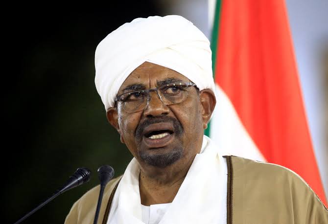 السلطات السودانية توافق على نقل البشير إلى خارج البلاد  