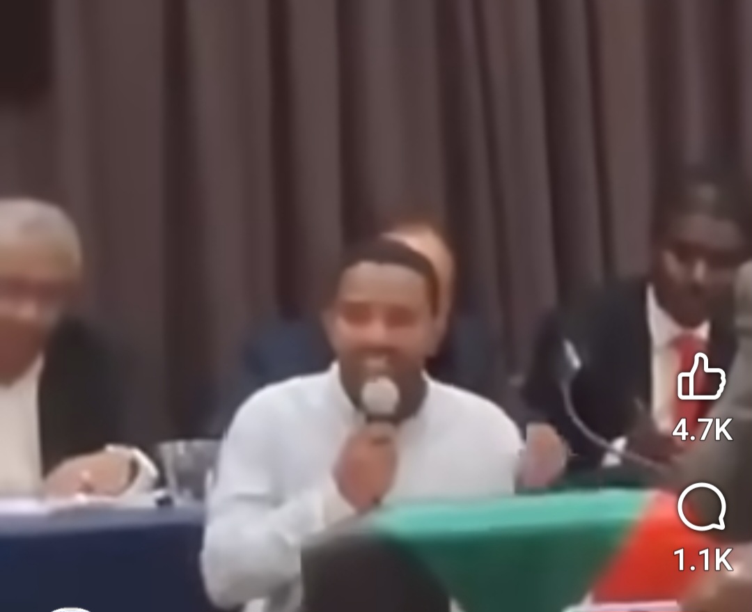 شاب سوداني يحرج حمدوك في ندوة بواشنطن بالحديث عن الإمارات  