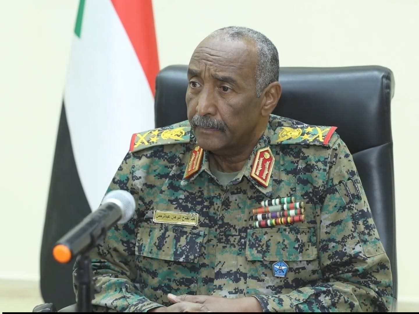 البرهان يأمر باحضار مسؤول من منزله فورا إلى موقع العمل ويوجه له سؤالا واحدا.. تفاصيل زيارة مفاجئة  