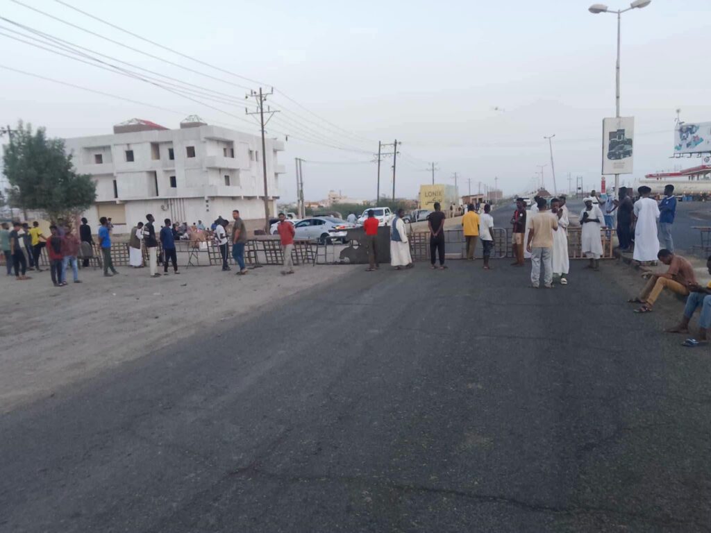 طلاب داخلية هيئة الموانئ يغلقون الطريق القومي في بورتسودان احتجاجا على نقص الخدمات   