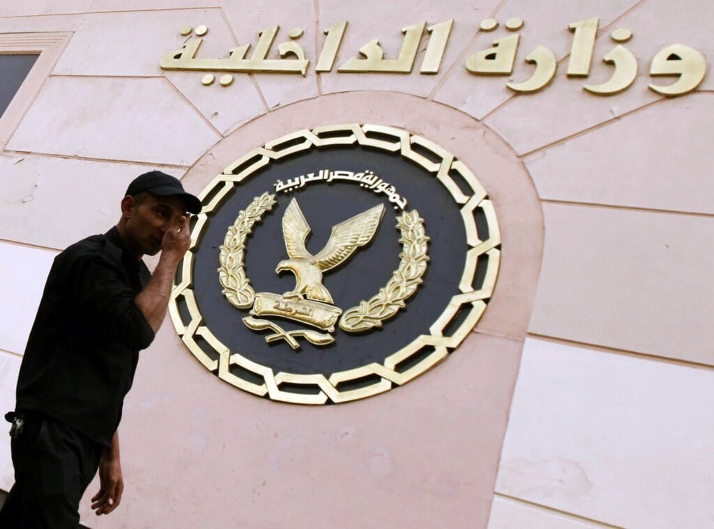 وزارة الداخلية المصرية تكشف تفاصيل وملابسات فيديو التحرش لشابين سودانيين نشرته سيدة مصرية  