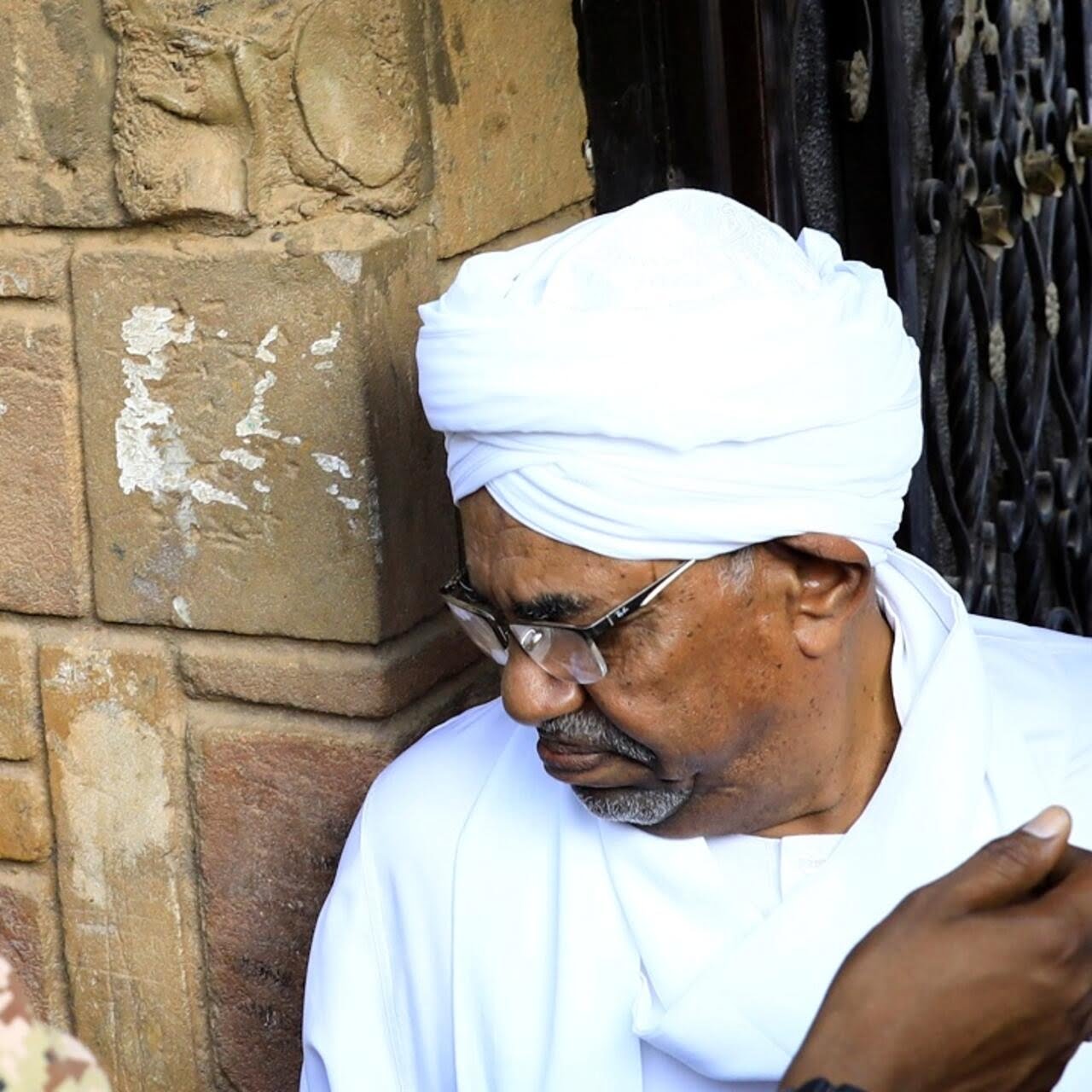 نقل الرئيس السوداني السابق عمر البشير  