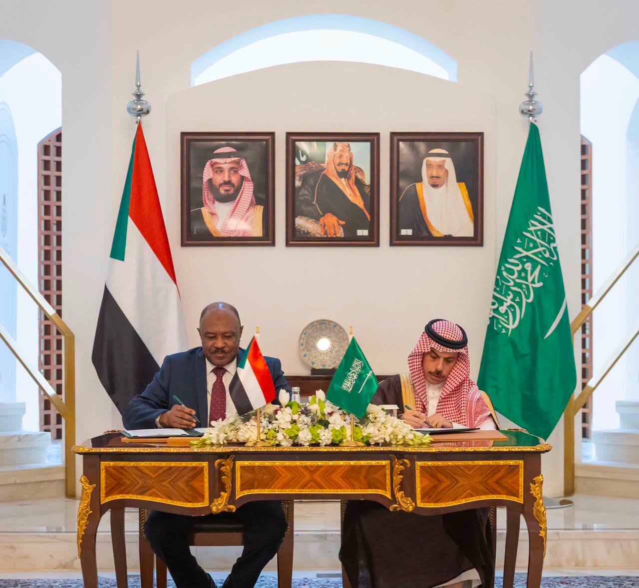 مسؤول سابق في البيت الأبيض يحذر من صدام وشيك بين السعودية وأمريكا بشأن السودان  