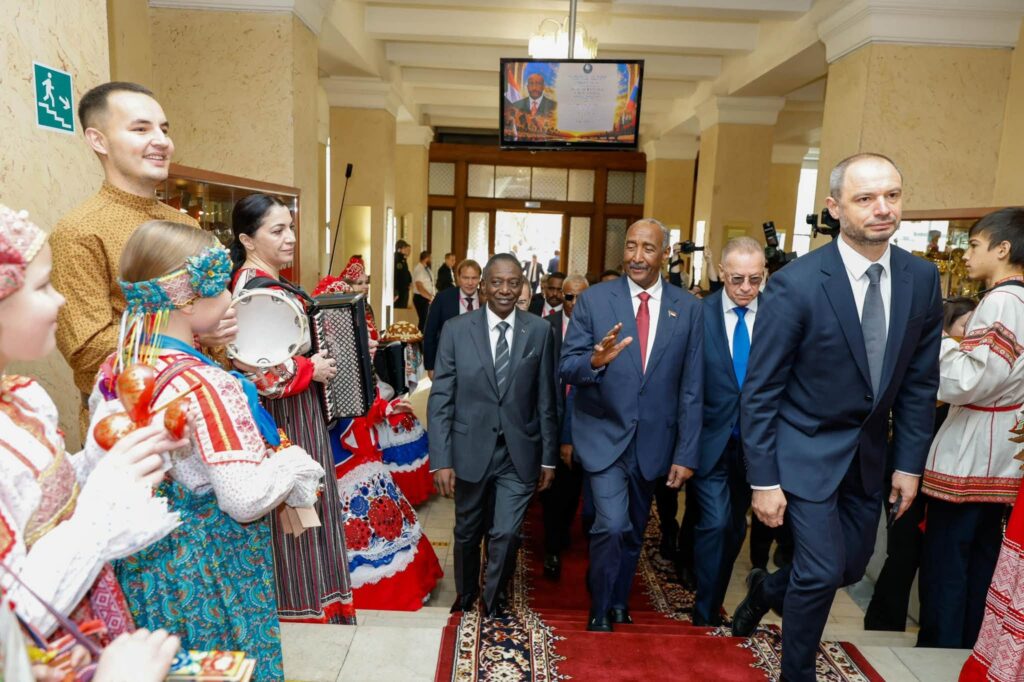سفير السودان لدى موسكو يكشف أسباب استقبال الرهان بالخبز والملح في روسيا  