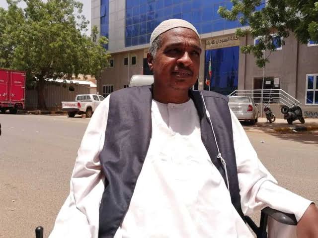 رحل دون وداع.. عزمي عبدالرزاق يكتب.. سودان جعفر خضر.. وطن يحارب على كرسي متحرك  
