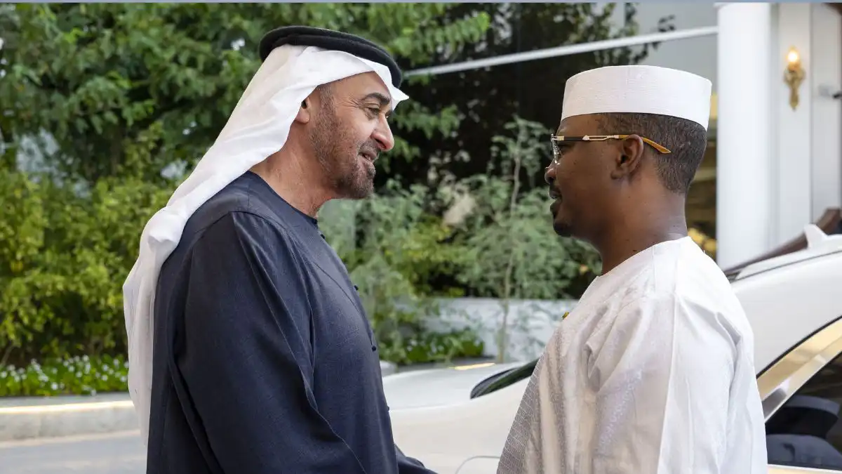 الإمارات تدفع الرئيس التشادي إلى مواجهة السودان وترسل له طائرة خاصة  