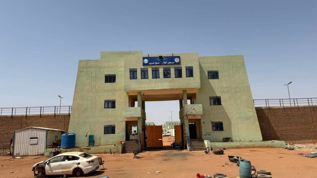 الصحفي عبدالله عجيب يروي تفاصيل مثيرة عن أيام اعتقاله في سجن سوبا قبل تحرير الخرطوم  