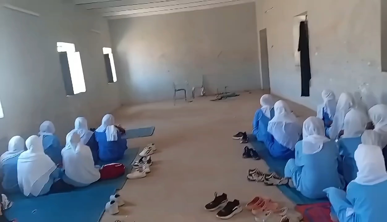 فيديو يكشف مأساة مدرسة بالقرية 6 بولاية نهر النيل وطالبات يفترشن الأرض  