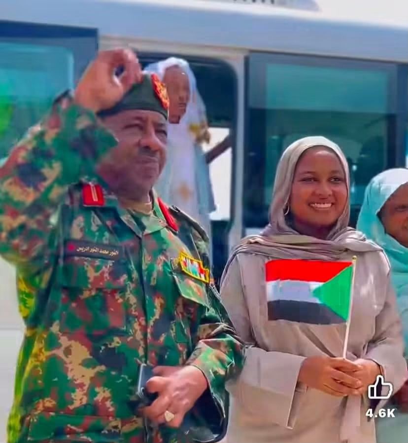 البرهان يمنح أولى الشهادة الثانوية السودانية وسام التفوق من الدرجة الأولى  