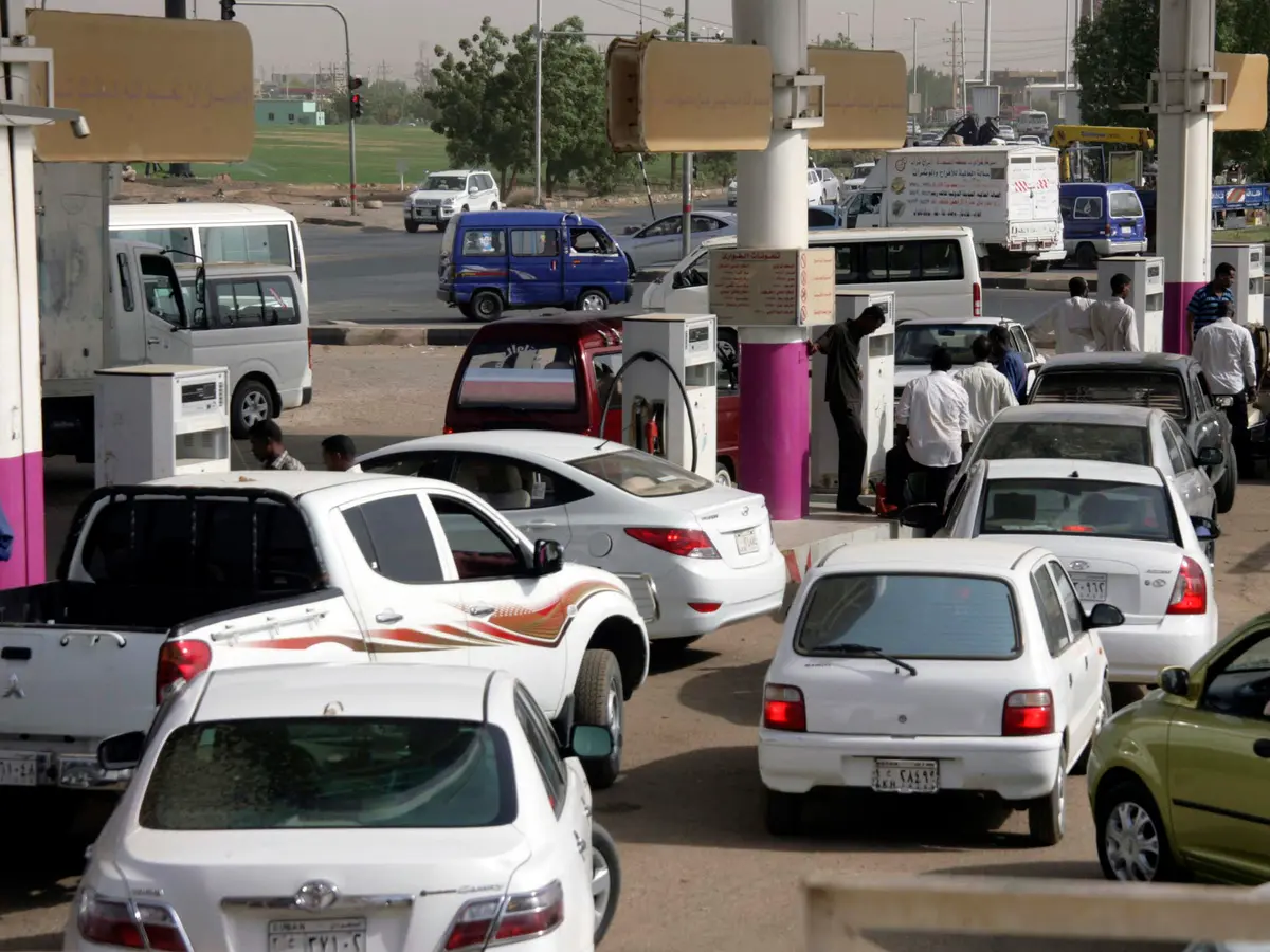 مواطنون يرفضون لسيارات وزير الطاقة بتجاوز صفوف الوقود بالخرطوم  