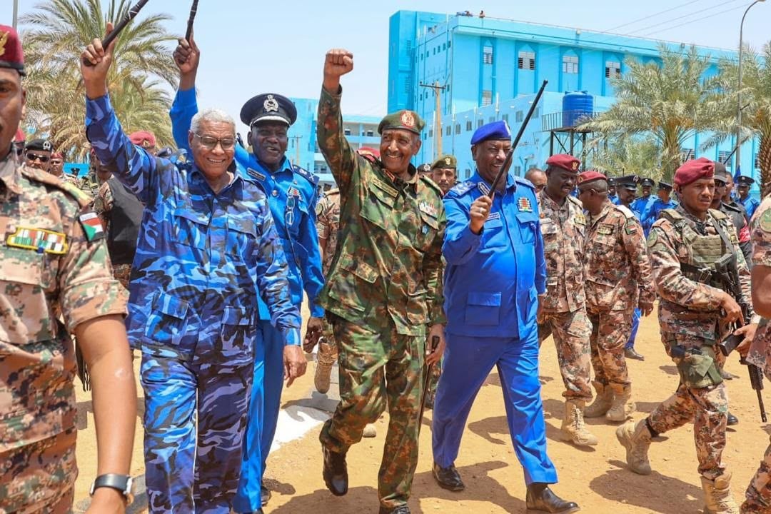 البرهان: لا تلتفتوا لما يروجه الأعداء والمغرضين عن فرض حظر جوي على السودان  