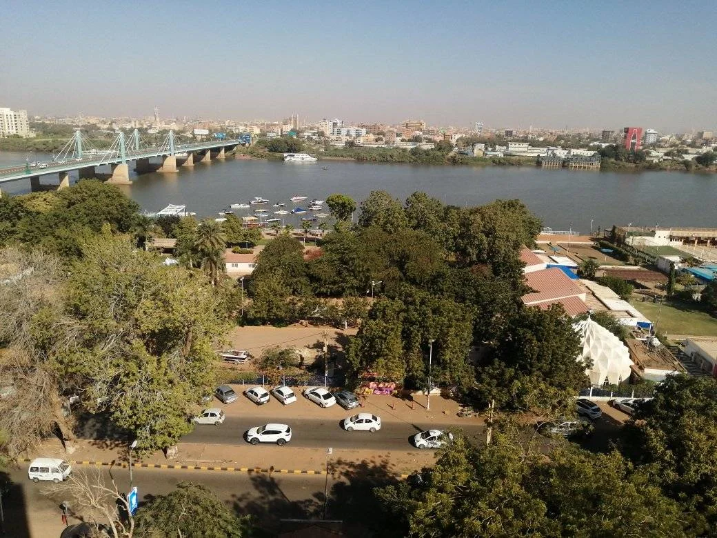 مجموعة بزي القوات النظامية تسطو على البيوت ليلا في شرق النيل  