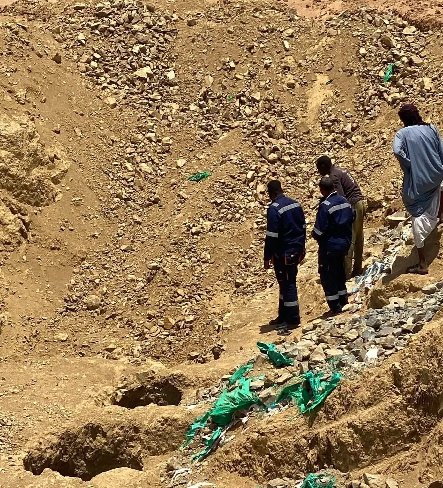 وفاة وإصابة أكثر من 31 شخصا جراء انهيار منجم ذهب بالبحر الأحمر  
