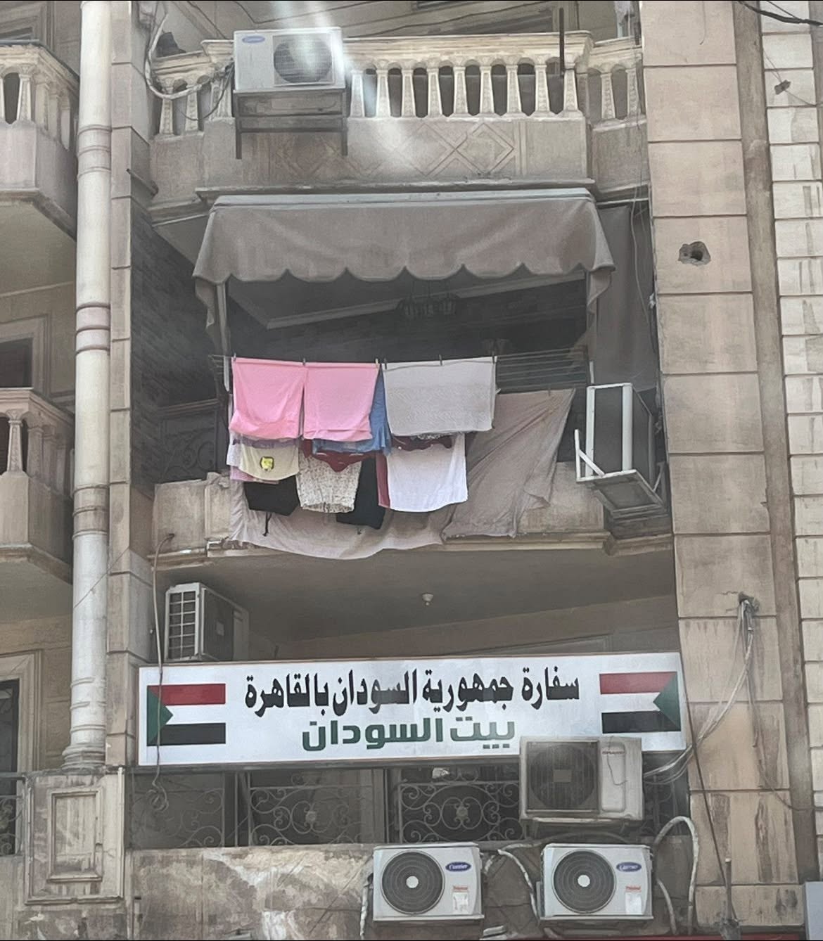 لافتة سفارة السودان بالقاهرة تثير الجدل  
