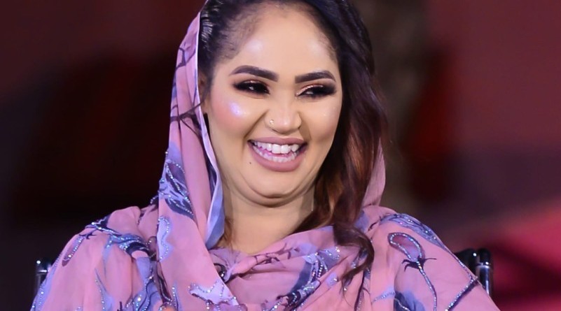 شاهد.. الفنانة عشة الجبل تطلق أغنية جديدة تدعم فيها الجيش وتسخر من قوات الدعم السريع 020 شاهد.. الفنانة عشة الجبل تطلق أغنية جديدة تدعم فيها الجيش وتسخر من قوات الدعم السريع