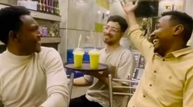 شاهد بالصورة والفيديو.. شباب سودانيون يطربون عامل قهوة مصري بالقاهرة بعد ترديدهم الأغنية المصرية020 شاهد بالصورة والفيديو.. شباب سودانيون يطربون عامل قهوة مصري بالقاهرة بعد ترديدهم الأغنية المصرية