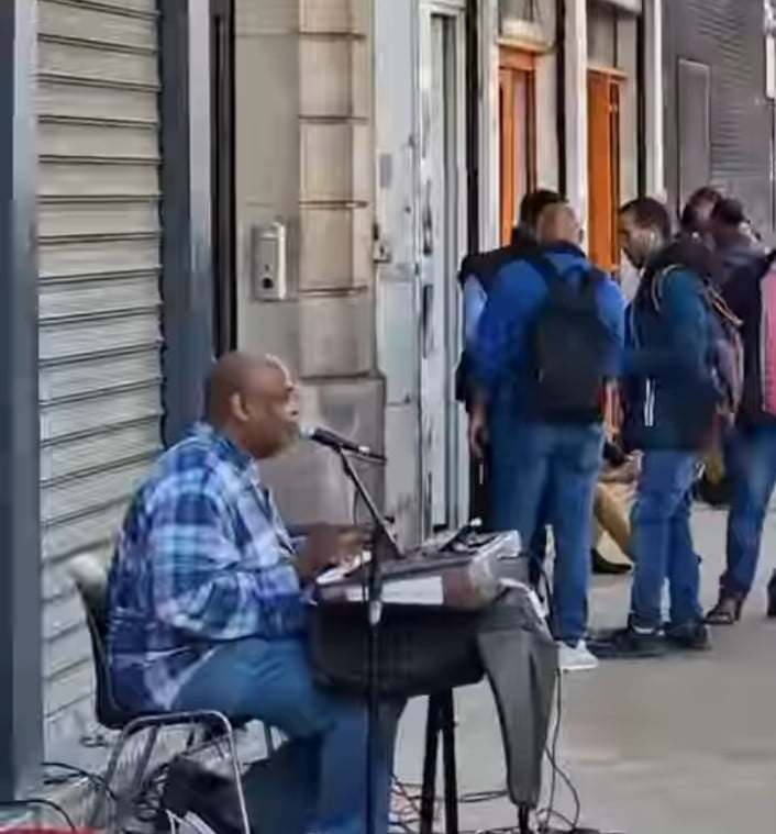 شاهد بالصورة والفيديو.. مواطن سوداني يغني في شوارع مدينة باريس020 شاهد بالصورة والفيديو.. مواطن سوداني يغني في شوارع مدينة باريس