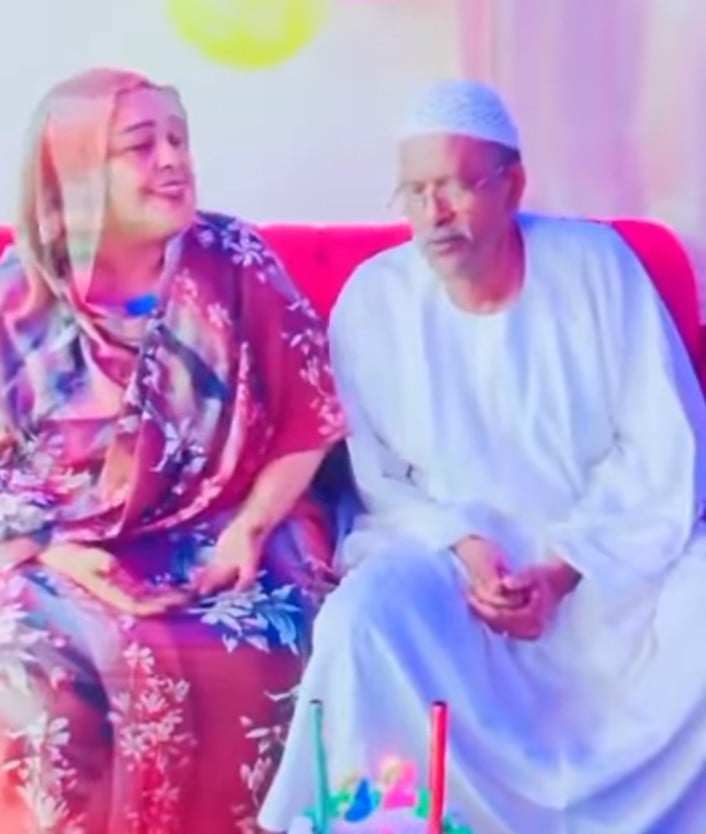 شاهد بالفيديو.. على أنغام أغنية المصير.. زوج سوداني يحتفل مع زوجته بمرور 32 عاما على زواجهما020 شاهد بالفيديو.. على أنغام أغنية المصير.. زوج سوداني يحتفل مع زوجته بمرور 32 عاما على زواجهما