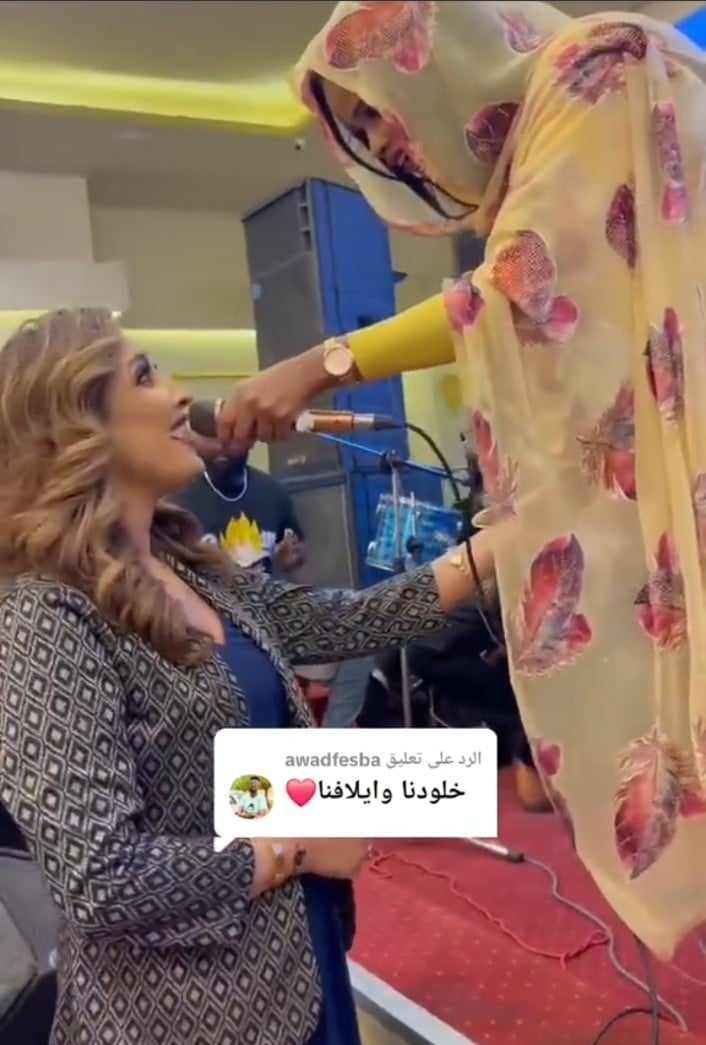 شاهد بالفيديو.. سودانيون بالقاهرة يكرمون الإعلامية المصرية التي ظهرت وهي تغني مع الفنانة إيلاف 