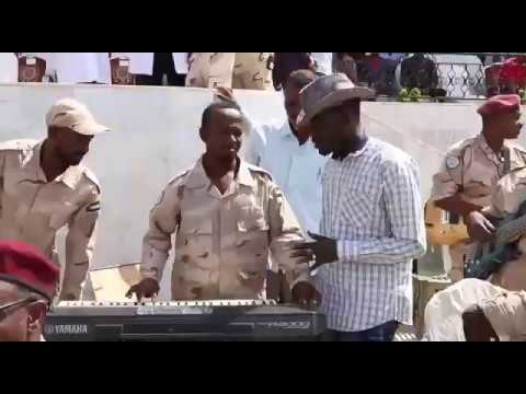 بعد مساندته قوات الدعم السريع.. نشطاء ينشرون مقطع فيديو لمنشد الثورة “دسيس مان” يظهر من خلاله وهو يسخر من حميدتي: (راعي الغنم أرجع وراء..راعي الغنم بحب الولوة)020 بعد مساندته قوات الدعم السريع.. نشطاء ينشرون مقطع فيديو لمنشد الثورة “دسيس مان” يظهر من خلاله وهو يسخر من حميدتي: (راعي الغنم أرجع وراء..راعي الغنم بحب الولوة)