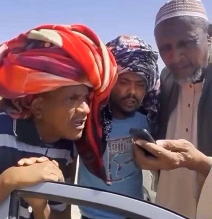 شاهد بالفيديو.. الكوميديان السوداني الشهير “فضيل” يسخر من قوات الدعم السريع بعد أن تعرض للشفشفة (عاوزين تستروا الديقراطية بملابسي؟ انتو ديمقراطيتكم دي قاعدة “ميطي” ولا شنو؟)020 شاهد بالفيديو.. الكوميديان السوداني الشهير “فضيل” يسخر من قوات الدعم السريع بعد أن تعرض للشفشفة (عاوزين تستروا الديقراطية بملابسي؟ انتو ديمقراطيتكم دي قاعدة “ميطي” ولا شنو؟)