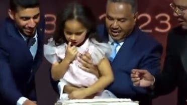 حملها على المسرح.. ابنة محمد عبده تخطف الأنظار بحفله في لندن020 حملها على المسرح.. ابنة محمد عبده تخطف الأنظار بحفله في لندن