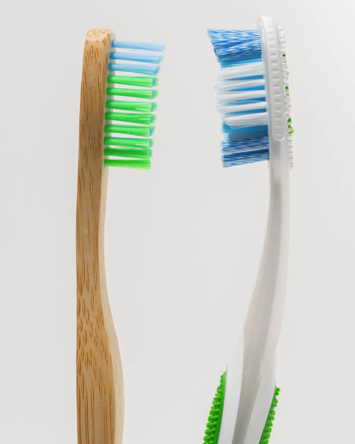 ما هي محاذير ومخاطر الجسيمات الميكروبلاستيكية في فرشاة الأسنان