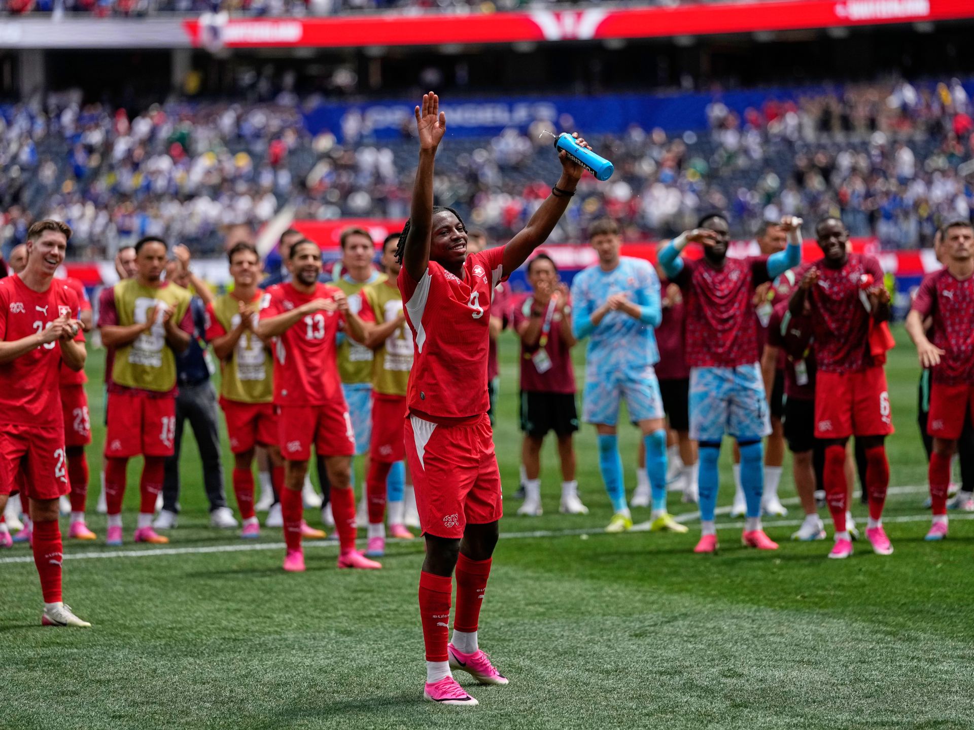 قصة تحول مذهلة.. مانزامبي من حارس مرمى إلى نجم وسط منتخب سويسرا
