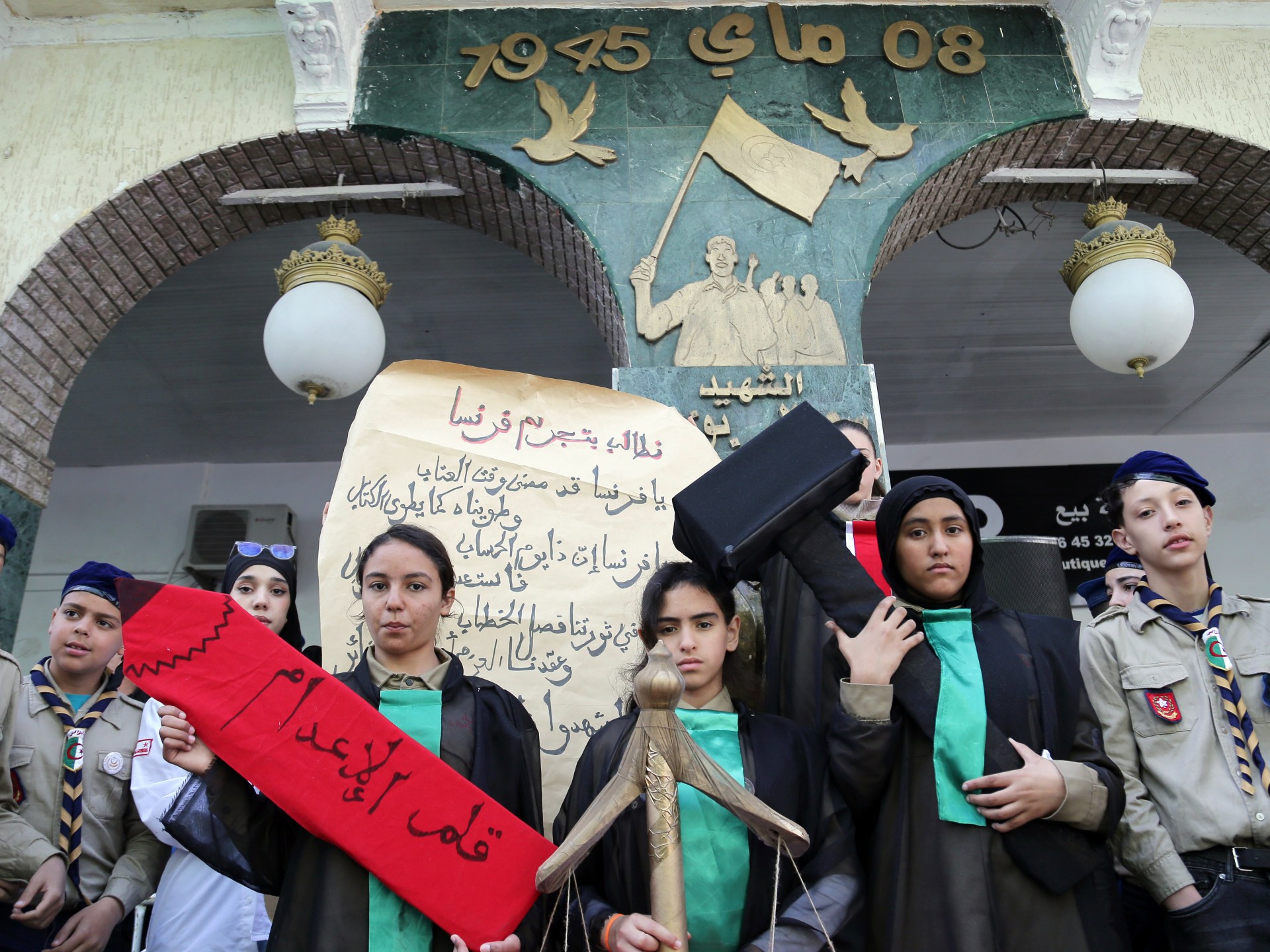 مجازر مايو 1945.. يوم كافأت فرنسا الجزائريين بدفنهم في قبور جماعية020 مجازر مايو 1945.. يوم كافأت فرنسا الجزائريين بدفنهم في قبور جماعية