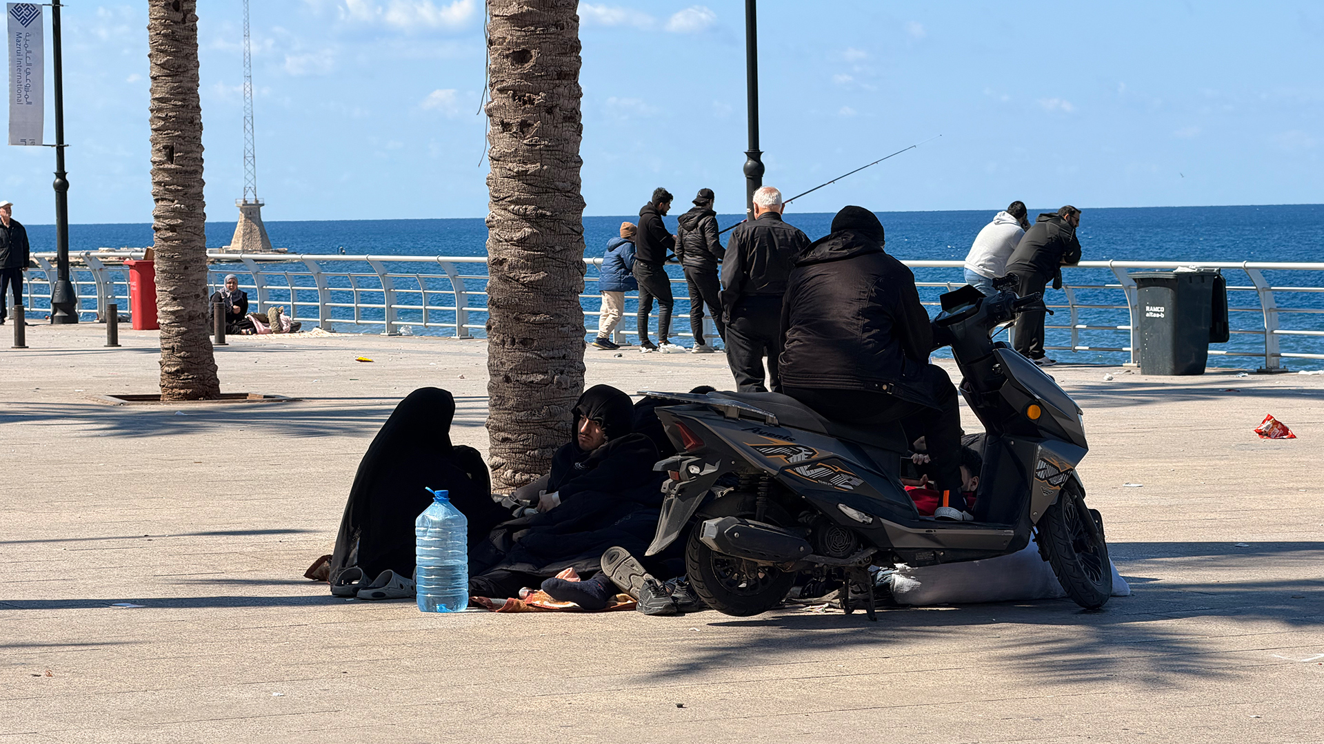 بالفيديو.. نازحون في شوارع بيروت بين الخيام والسيارات